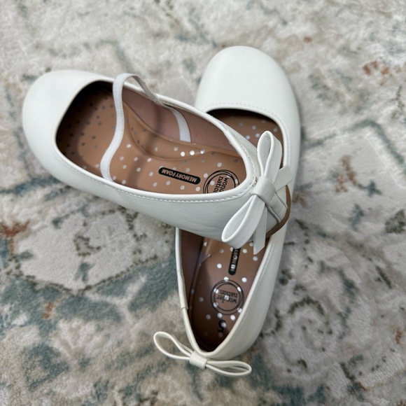 NWT Wonder Nation White Ballet Style Flat Strap Slip On Girl’s Shoes Size 5 - Picture 2 of 4